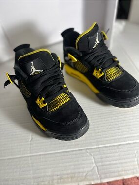 Air Jordan 4 Retro size 5.5 youth